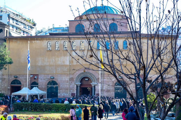 Πλήθος κόσμου στην κηδεία του Βασίλη Καρρά