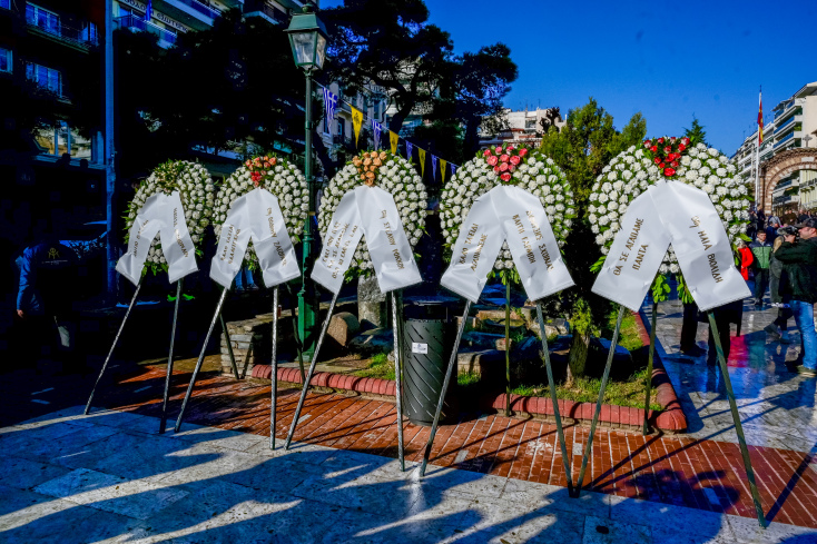 Πλήθος κόσμου στην κηδεία του Βασίλη Καρρά