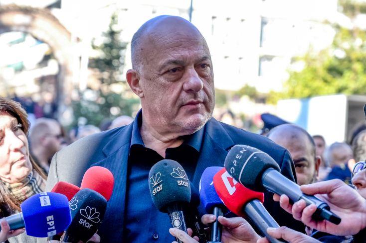 Πλήθος κόσμου στην κηδεία του Βασίλη Καρρά