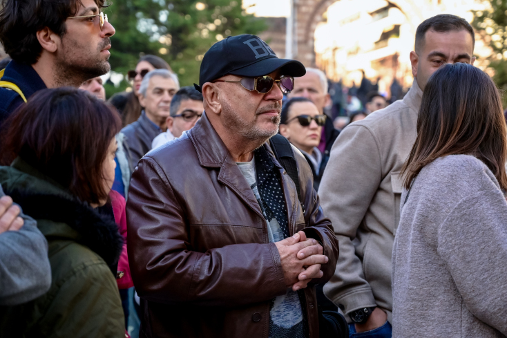 Πλήθος κόσμου στην κηδεία του Βασίλη Καρρά