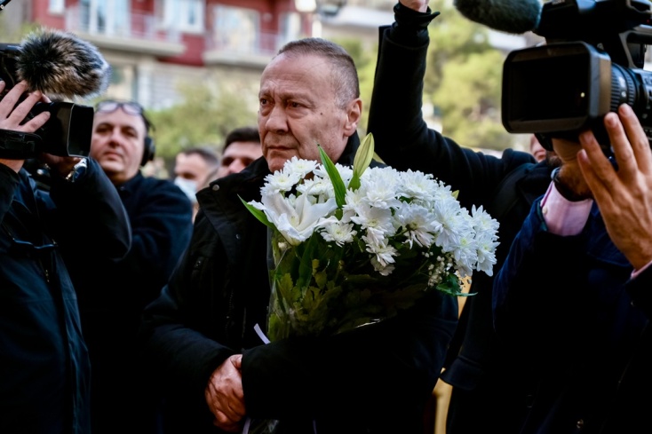 Πλήθος κόσμου αποχαιρετά τον Βασίλη Καρρά στο λαϊκό προσκύνημα