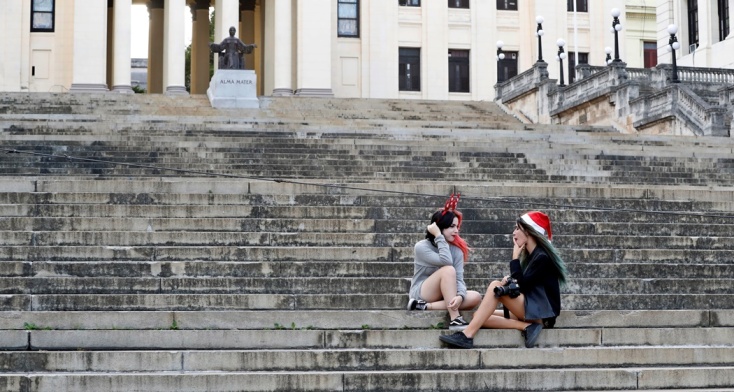 Δύο νεαρά κορίτσια με χριστουγεννιάτικες στέκες σε δρόμο της Κούβας