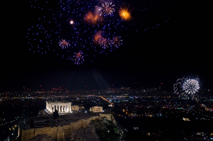 Πρωτοχρονιές με θέα την Αθήνα και τα λαμπιόνια της