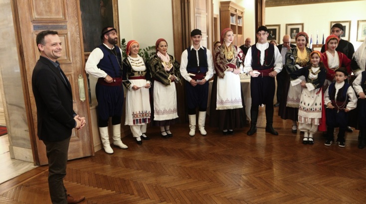 Ο Χάρης Δούκας άκουσε τα κάλαντα από μαθητές του Μουσικού Σχολείου και από τα μέλη της Ένωσης Κρητών 