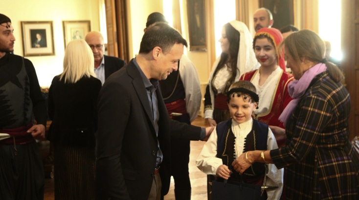 Ο Χάρης Δούκας άκουσε τα κάλαντα από μαθητές του Μουσικού Σχολείου και από τα μέλη της Ένωσης Κρητών 