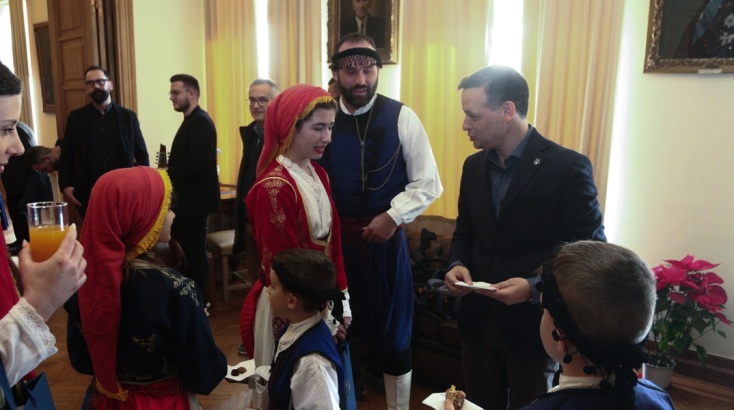 Ο Χάρης Δούκας άκουσε τα κάλαντα από μαθητές του Μουσικού Σχολείου και από τα μέλη της Ένωσης Κρητών 