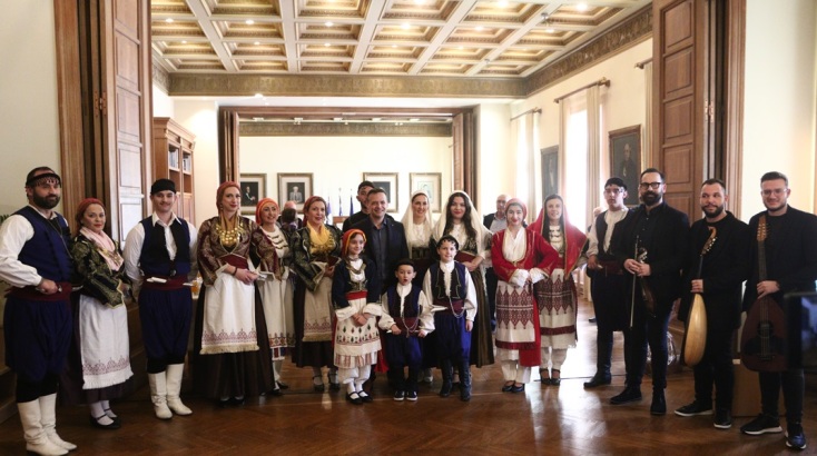 Ο Χάρης Δούκας άκουσε τα κάλαντα από μαθητές του Μουσικού Σχολείου και από τα μέλη της Ένωσης Κρητών 