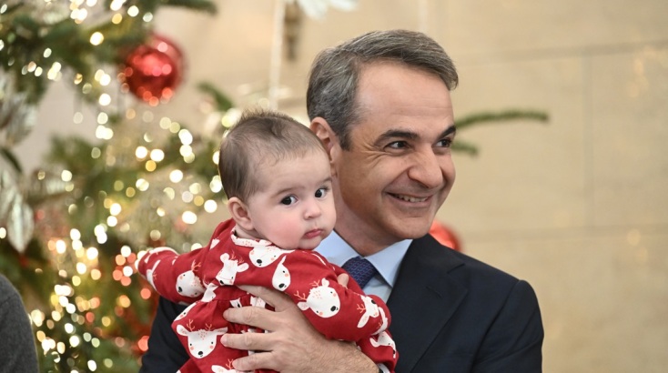 Ο Κυριάκος Μητσοτάκης άκουσε τα κάλαντα από το Σώμα Ελλήνων Προσκόπων - Έκλεψε την παράσταση ο Πίνατ