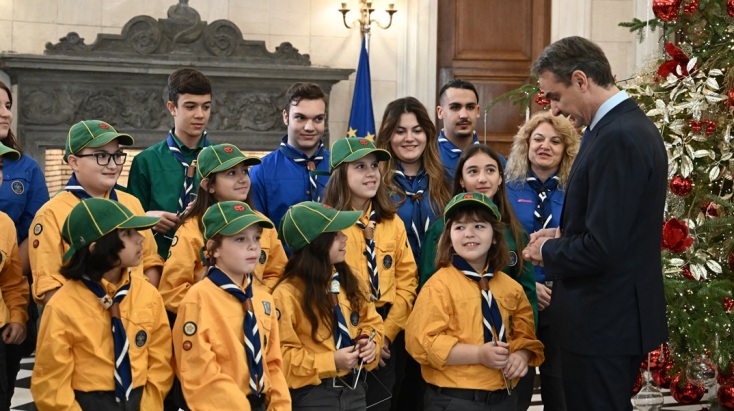 Ο Κυριάκος Μητσοτάκης άκουσε τα κάλαντα από το Σώμα Ελλήνων Προσκόπων - Έκλεψε την παράσταση ο Πίνατ