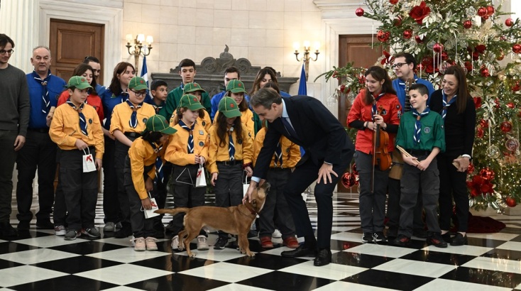 Ο Κυριάκος Μητσοτάκης άκουσε τα κάλαντα από το Σώμα Ελλήνων Προσκόπων - Έκλεψε την παράσταση ο Πίνατ