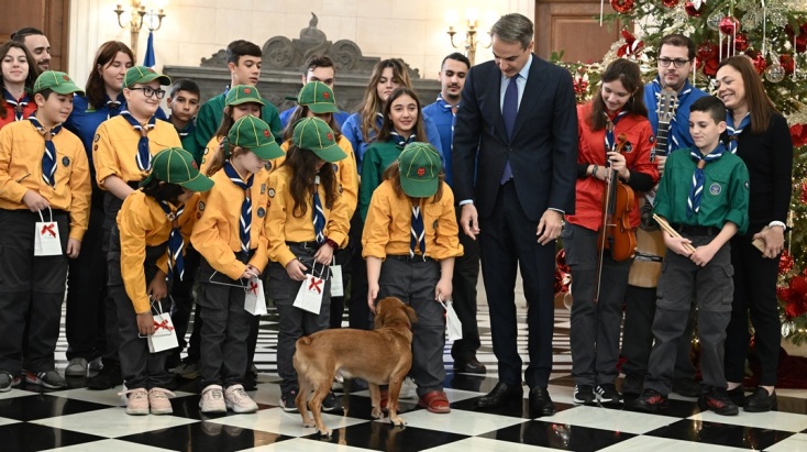 Ο Κυριάκος Μητσοτάκης άκουσε τα κάλαντα από το Σώμα Ελλήνων Προσκόπων - Έκλεψε την παράσταση ο Πίνατ