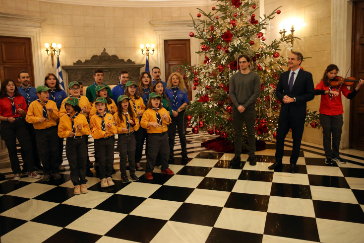 Ο Κυριάκος Μητσοτάκης άκουσε τα κάλαντα από το Σώμα Ελλήνων Προσκόπων - Έκλεψε την παράσταση ο Πίνατ