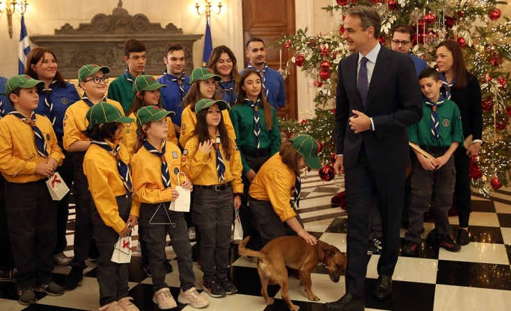 Ο Κυριάκος Μητσοτάκης άκουσε τα κάλαντα από το Σώμα Ελλήνων Προσκόπων - Έκλεψε την παράσταση ο Πίνατ