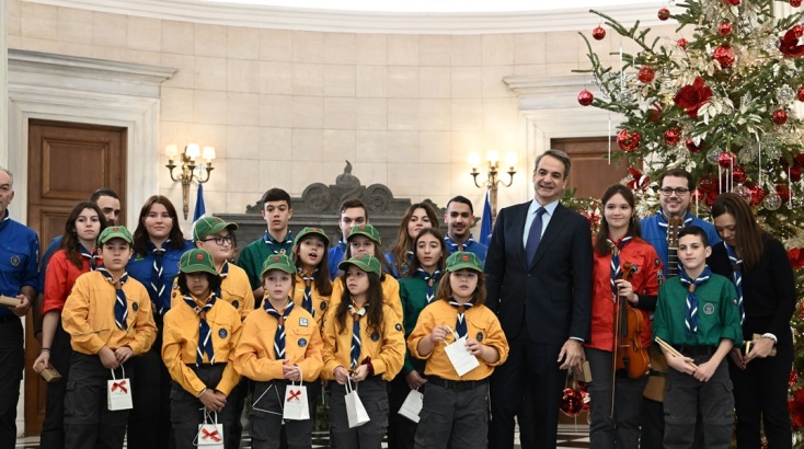 Ο Κυριάκος Μητσοτάκης άκουσε τα κάλαντα από το Σώμα Ελλήνων Προσκόπων - Έκλεψε την παράσταση ο Πίνατ