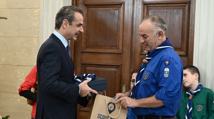 Ο Κυριάκος Μητσοτάκης άκουσε τα κάλαντα από το Σώμα Ελλήνων Προσκόπων - Έκλεψε την παράσταση ο Πίνατ