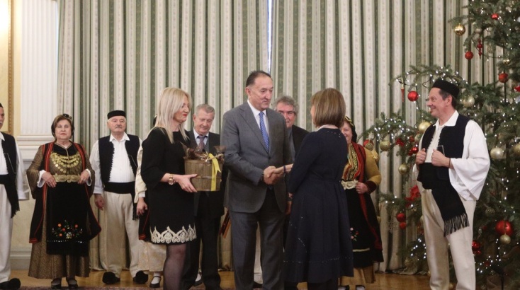 Η Κατερίνα Σακελλαροπούλου άκουσε τα Παραδοσιακά Κάλαντα της Πρωτοχρονιάς