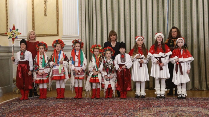 Η Κατερίνα Σακελλαροπούλου άκουσε τα Παραδοσιακά Κάλαντα της Πρωτοχρονιάς