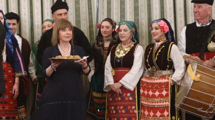 Η Κατερίνα Σακελλαροπούλου άκουσε τα Παραδοσιακά Κάλαντα της Πρωτοχρονιάς