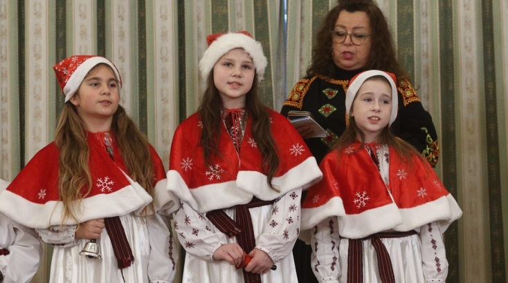 Η Κατερίνα Σακελλαροπούλου άκουσε τα Παραδοσιακά Κάλαντα της Πρωτοχρονιάς