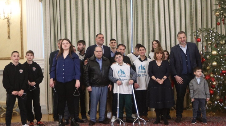 Η Κατερίνα Σακελλαροπούλου άκουσε τα Παραδοσιακά Κάλαντα της Πρωτοχρονιάς