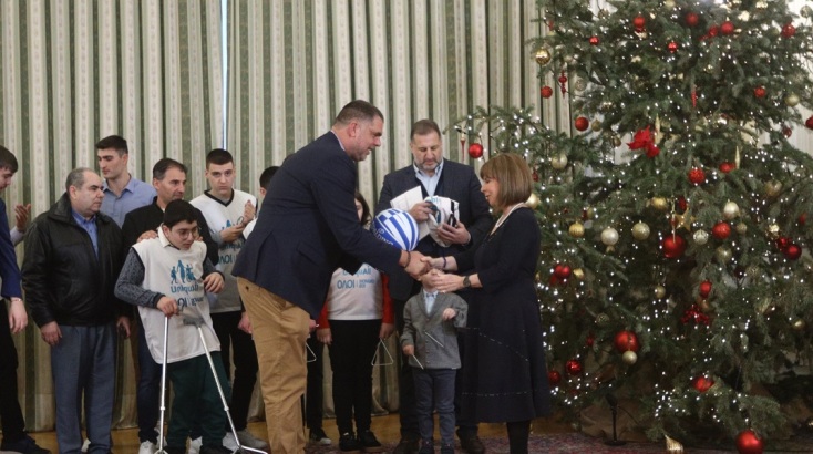 Η Κατερίνα Σακελλαροπούλου άκουσε τα Παραδοσιακά Κάλαντα της Πρωτοχρονιάς