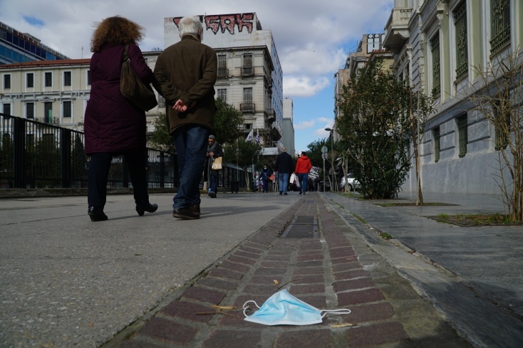 Μάσκα πεταμένη στο οδόστρωμα