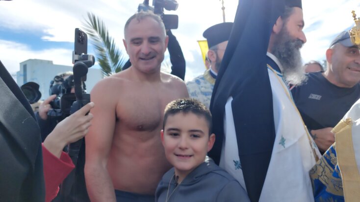 Το 8χρονο αγόρι βούτηξε και έπιασε τον Σταυρό στο Ηράκλειο της Κρήτης 
