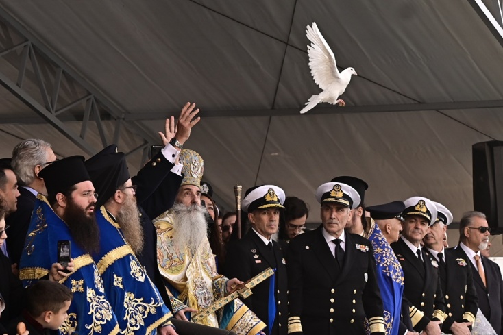 Ο αγιασμός των υδάτων μέσα από φωτογραφίες - Πώς γιόρτασε τα Θεοφάνια η Ελλάδα