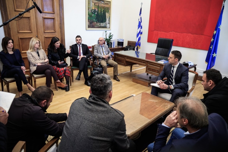 Ο πρόεδρος του ΣΥΡΙΖΑ. Στέφανος Κασσελάκης, κατά τη διάρκεια της συνάντησης με τους εκπροσώπους των εργαζομένων των Λιπασμάτων Καβάλας