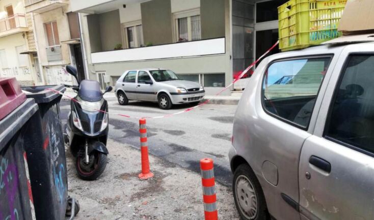 Πάρκαρε παράνομα και γέμισαν το αυτοκίνητό του σκουπίδια