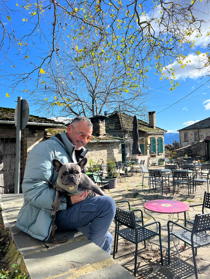 Ο Χάρης Νικολακάκης με την περίφημη Παπιγιόν