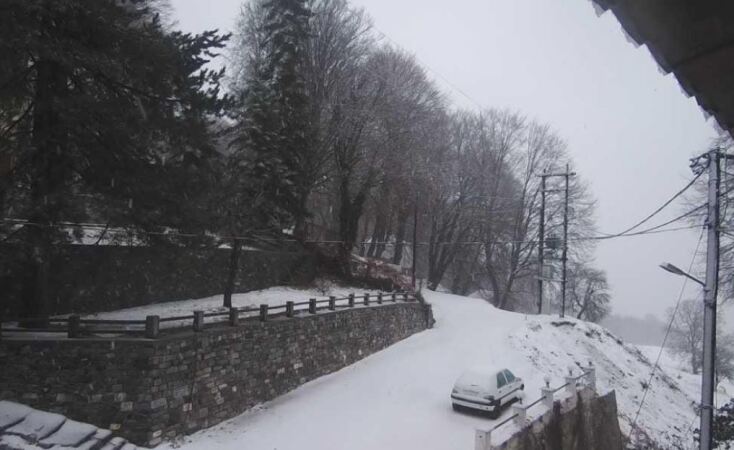 Έπεσαν τα πρώτα χιόνια στην Πάρνηθα - Στα «λευκά» Πήλιο, Φλώρινα και Σαμοθράκη