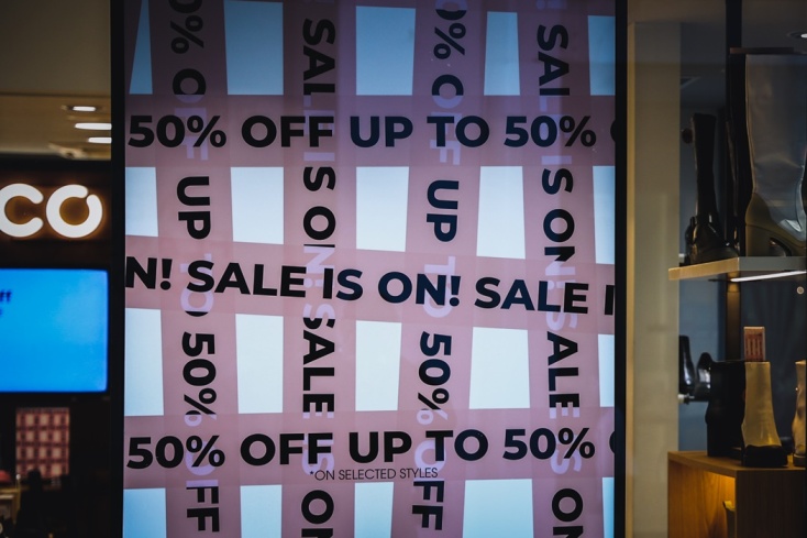 Σήμανση για την ύπαρξη εκπτώσεων σε εμπορικό κατάστημα 