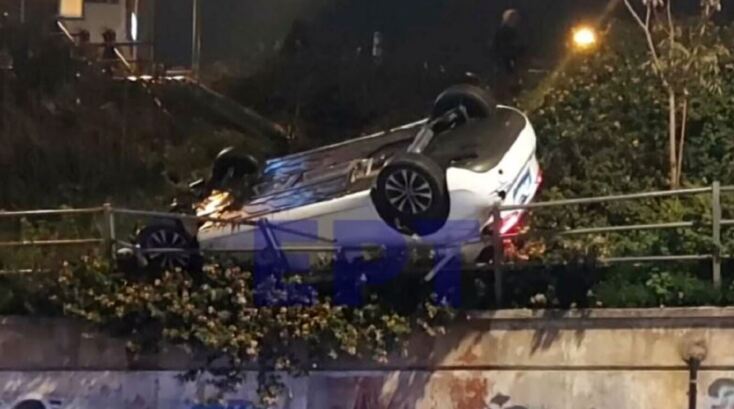 Τροχαίο στην Ηλιούπολη - ΙΧ ανατράπηκε και κρεμόταν από τις προστατευτικές μπάρες