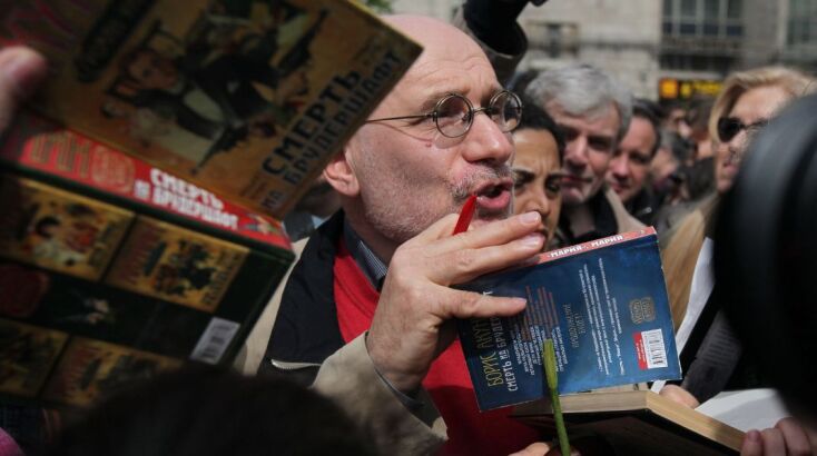 Ρωσία: Οι αρχές χαρακτήρισαν «ξένο πράκτορα» έναν από τους δημοφιλέστερους ρώσους συγγραφείς, λόγω της αντίθεσής του στον πόλεμο στην Ουκρανία.