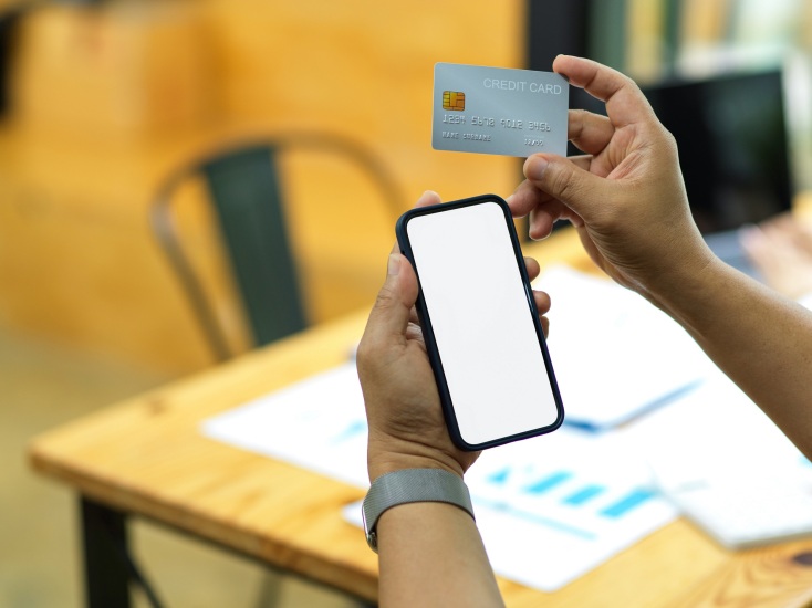 Έρευνα: Περίπου 1 στους 5 Έλληνες καταναλωτές δηλώνει ότι έχει πέσει θύμα απάτης ηλεκτρονικών αγορών σε εορταστικές περιόδους - Τα σημεία που χρήζουν προσοχής. 