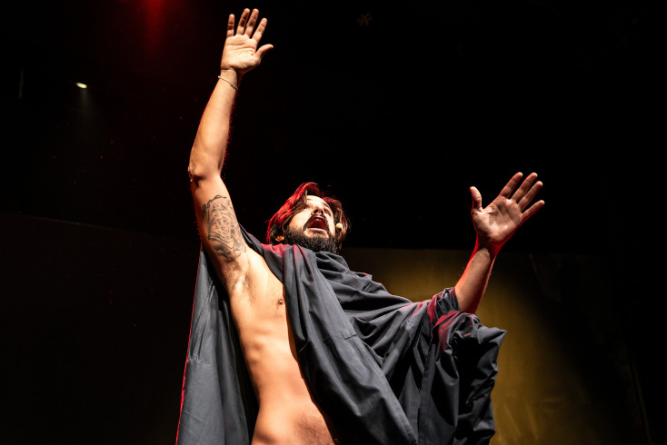 Ο Γιάννης Νιάρρος στο «ΝΥΞ. Λος Ιστορίας Περίεργας»