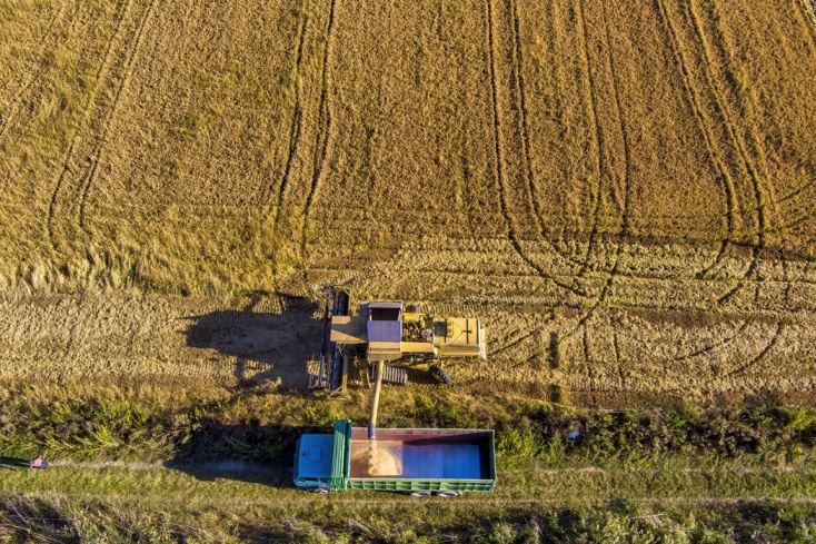 Τρακτέρ σε χωράφι κατά τη διάρκεια της συγκομιδής