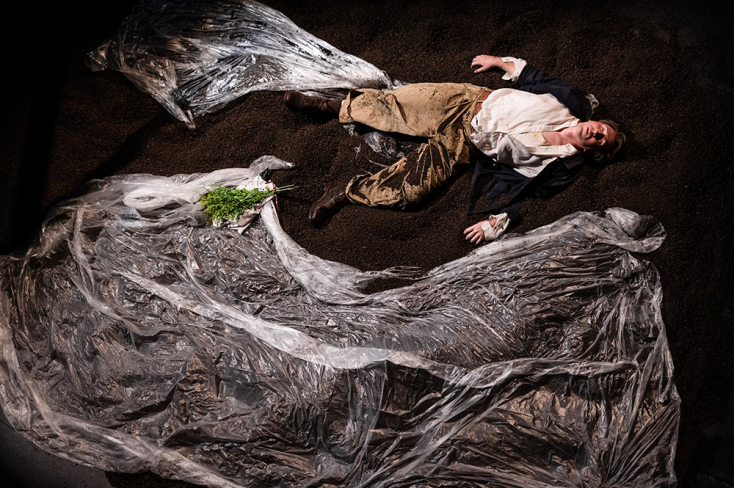 «Νεκρή πόλη» στην Εναλλακτική Σκηνή της ΕΛΣ: Συνέντευξη με τον Νηλ Γκόρεν και τη Ρόμπιν Γκουαρίνο