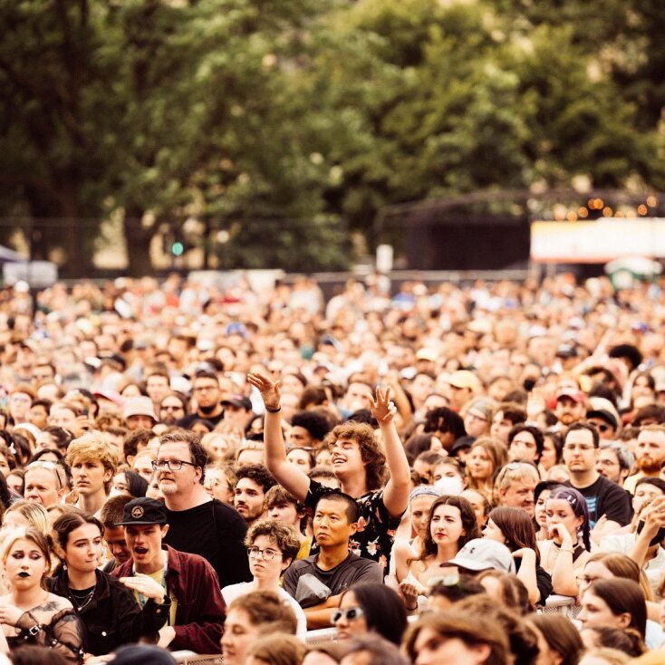 Pitchfork: Η δημοφιλής μουσική ιστοσελίδα πρόκειται να συγχωνευθεί με το ανδρικό περιοδικό GQ - Πολλά στελέχη αναμένεται να χάσουν τη δουλειά τους.