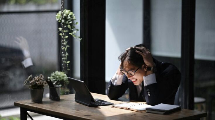 Εξαντλούμε για πάντα τους εαυτούς μας προσπαθώντας να αποδείξουμε ότι είμαστε «απαραίτητοι»