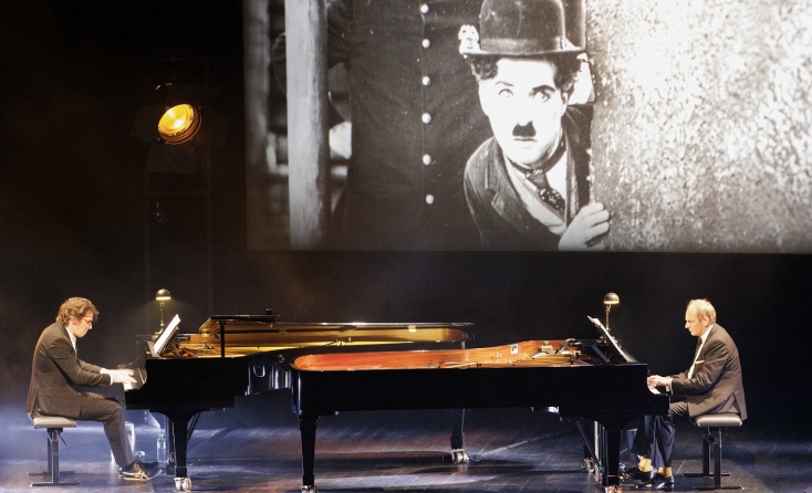 «Καλημέρα» στα ελληνικά μέσω βίντεο στέλνει στους Έλληνες θεατές ο γιος του Τσάρλι Τσάπλιν - Το Σάββατο 27 Ιανουαρίου Μέγαρο Μουσικής Αθηνών.