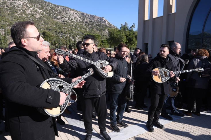 Υπό τους ήχους του μπουζουκιού η κηδεία του Χάρη Κωστόπουλου