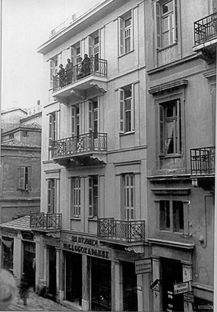 3_first_years_-_καταστημα_στην_οδο_βερανζερου