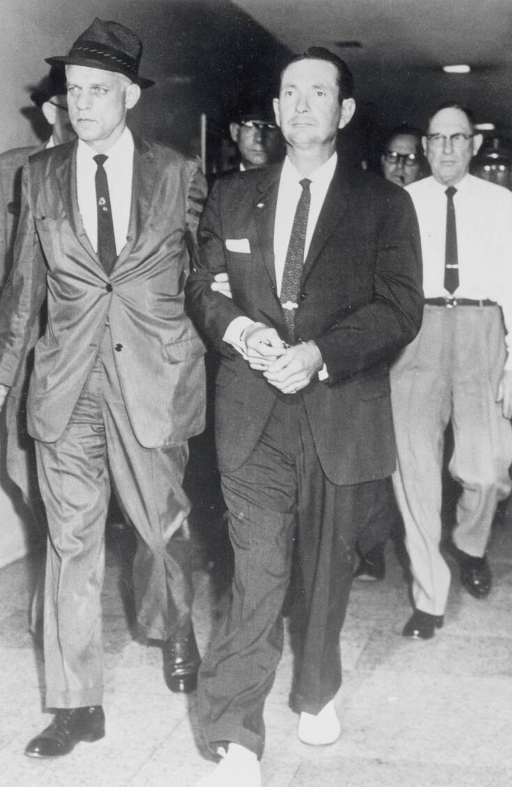 Ο Byron De La Beckwith, πλαισιωμένος από πράκτορες του FBI, εισέρχεται στο Jackson City Hall μετά τη σύλληψή του για  τη δολοφονία του Medgar Evers