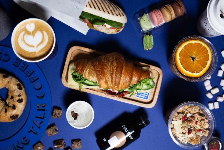 Πού θα βρεις κρύο latte με γεύση καρύδα και σοκολάτα στην Καλλιθέα