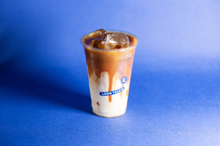 Πού θα βρεις κρύο latte με γεύση καρύδα και σοκολάτα στην Καλλιθέα