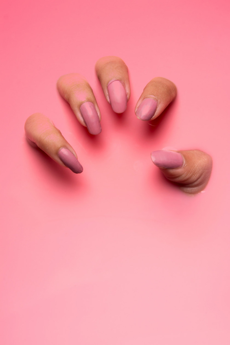 Νέες νόρμες σώματος: Τα γυναικεία γερακίσια νύχια & το ταμπού της αφής