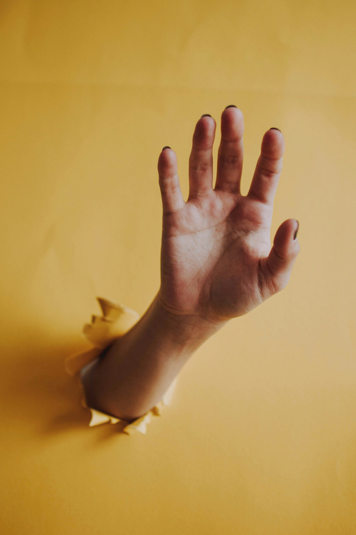 Νέες νόρμες σώματος: Τα γυναικεία γερακίσια νύχια & το ταμπού της αφής