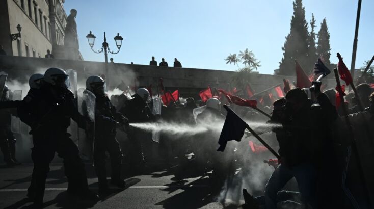 Ένταση μεταξύ διαδηλωτών και αστυνομικών στο πανεκπαιδευτικό συλλαλητήριο στην Αθήνα	(φωτό και βίντεο)